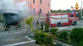 AUTO A FUOCO IN UN'AUTORIMESSA