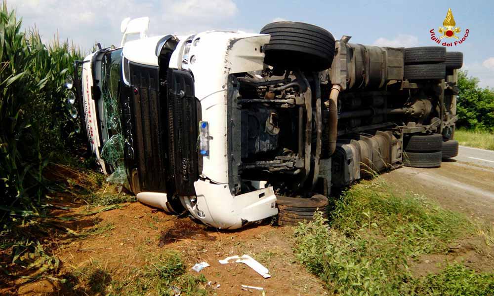 AUTO CONTRO UN CAMION CHE TRASPORTA TORI: UN FERITO GRAVE