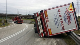 PADOVA: SI ROVESCIA CAMION, FERITO L'AUTISTA