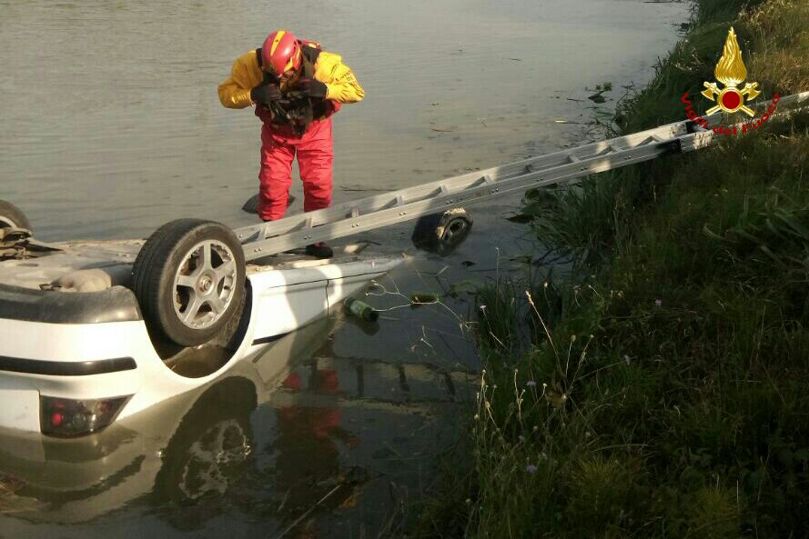 CODEVIGO: FINISCE CON L'AUTO NEL CANALE DI SCOLO