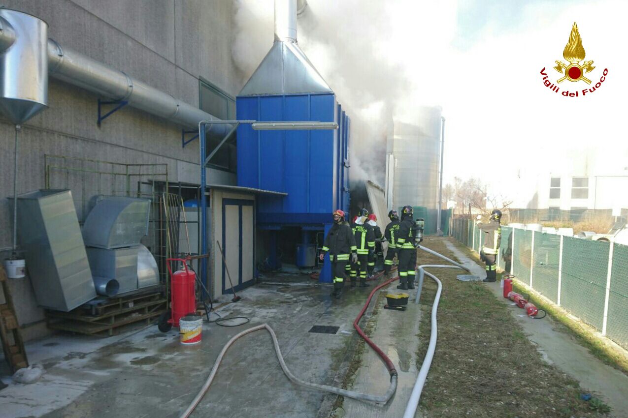 PIANIGA: GRAVE INCENDIO IN  UN'AZIENDA DI IMPIANTO FUMI