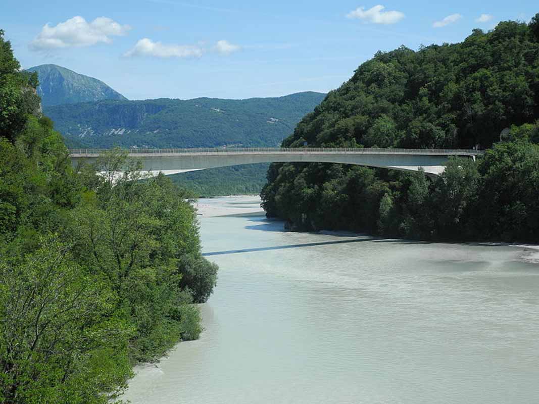 TENTA DI SUICIDARSI GETTANDOSI DAL PONTE