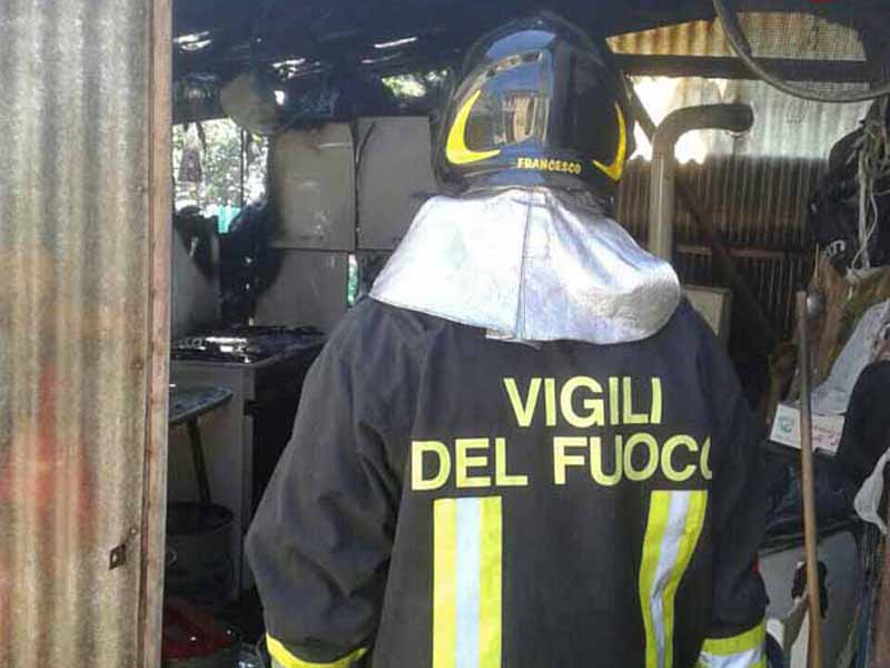 COSTRUZIONE A FUOCO DURANTE LA PREPARAZIONE DELLA CONSERVA