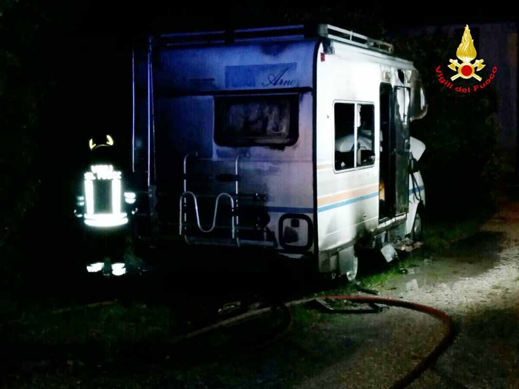 PADOVA: INCENDIATO UN CAMPER