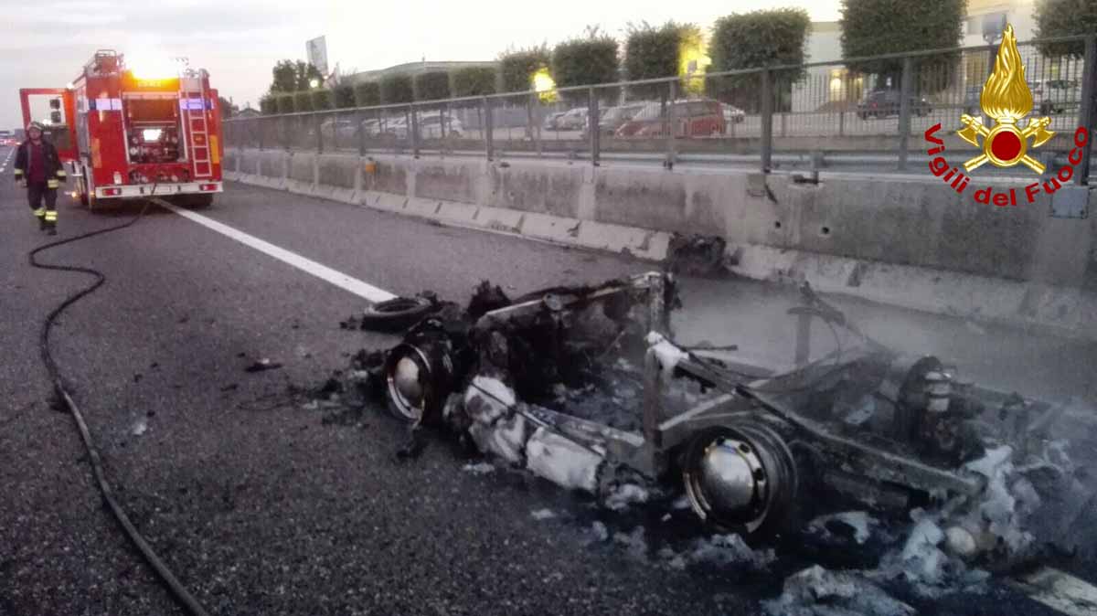 PORSCHE D'EPOCA SI INCENDIA DURANTE UN VIAGGIO