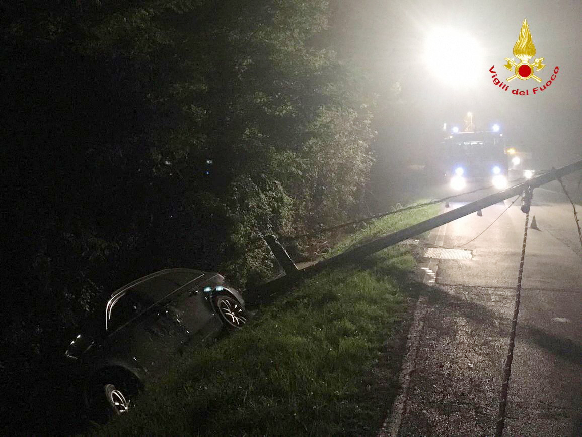 AUTO ABBATTE PALO TELEFONICO, ILLESA LA GUIDATRICE