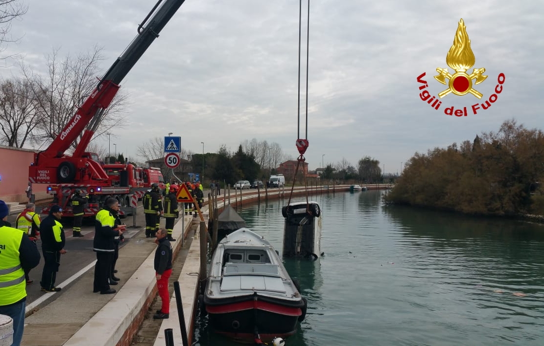 CAVALLINO-TREPORTI: AUTO IN UN CANALE, MUORE UNA DONNA