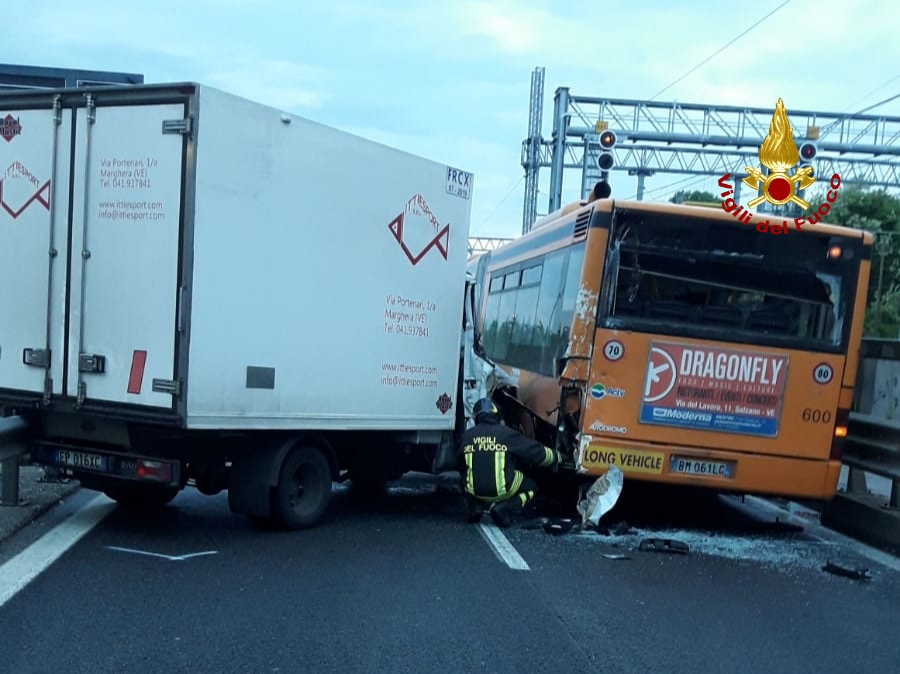 MESTRE: SCONTRO TRA FURGONE E AUTOBUS, UN FERITO