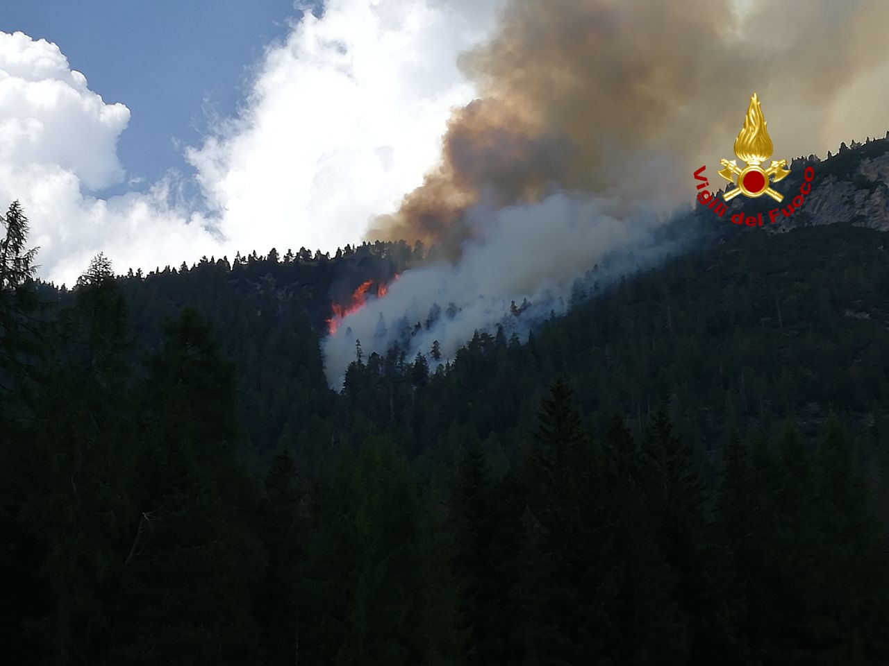 INCENDIO BOSCHIVO SOPRA CORTINA D'AMPEZZO: SITUAZIONE IN MIGLIORAMENTO