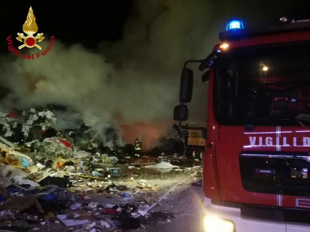 INCENDIO AL DEPOSITO SNUA DI AVIANO