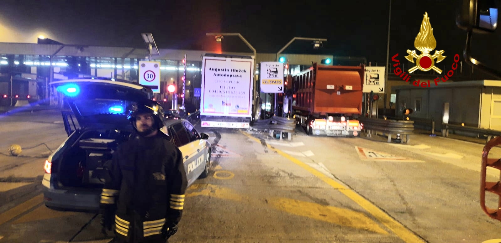 CAMION CONTRO GUARDRAIL NELLA NOTTE AL CASELLO DI PORTOGRUARO