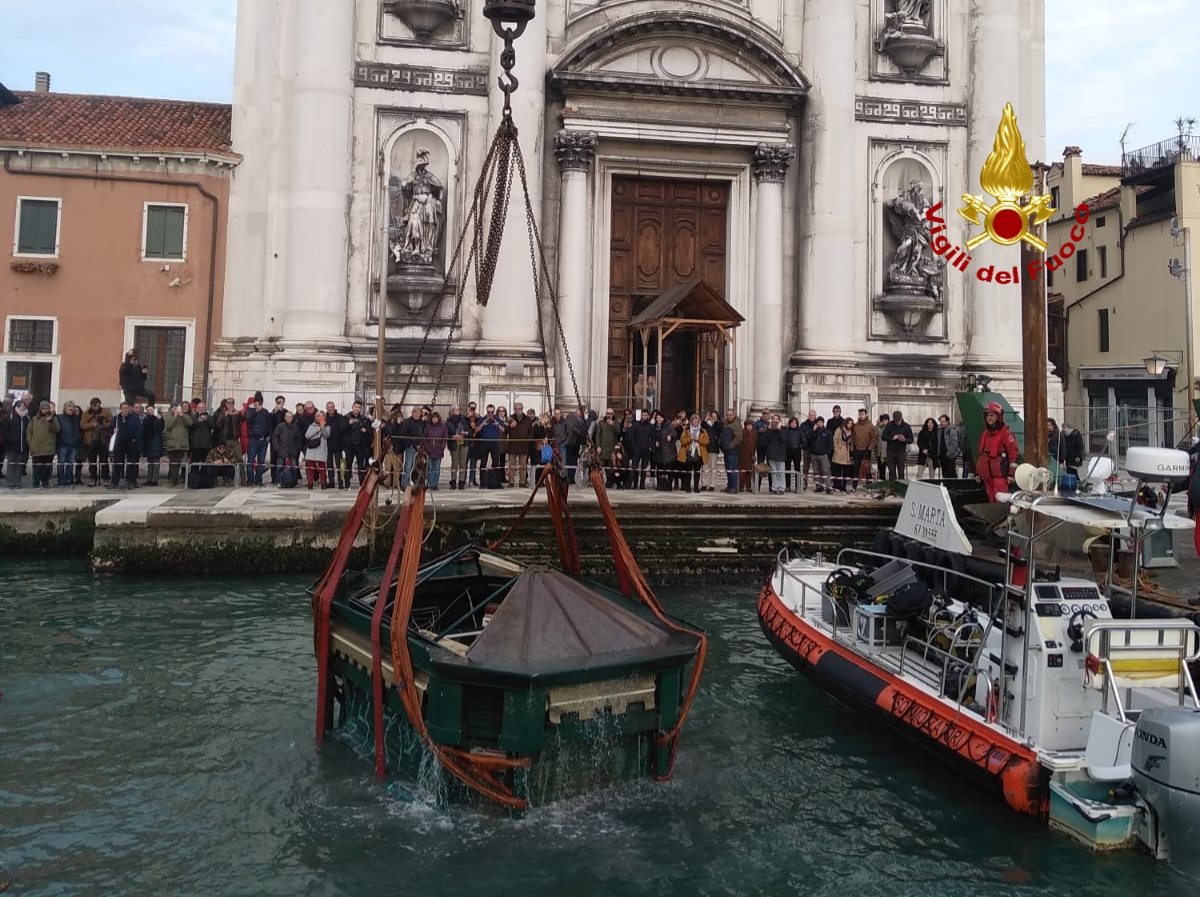 VENEZIA: RECUPERATA L'EDICOLA ALLE ZATTERA FINITA SOTT'ACQUA DOPO LA MAREGGIATA