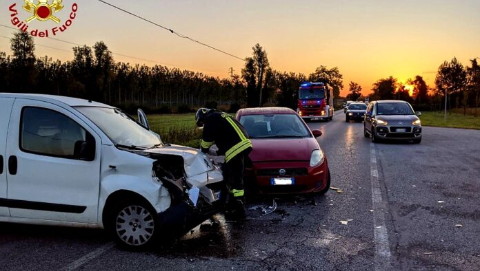 AUTO CONTRO FURGONE: PAURA PER UNA DONNA INCINTA 