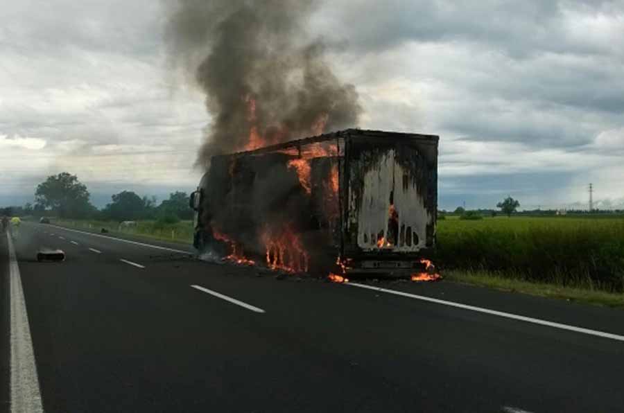 CAMION A FUOCO, AUTOSTRADA CHIUSA TRA PORTOGRUARO E CESSALTO