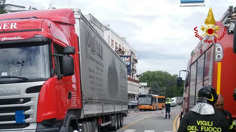 TRAGEDIA A STRA: 83ENNE INVESTITA DA UN CAMION