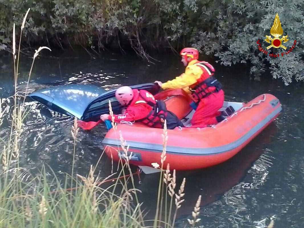 AUTO FINISCE NEL CANALE, SALVATA UNA 37ENNE