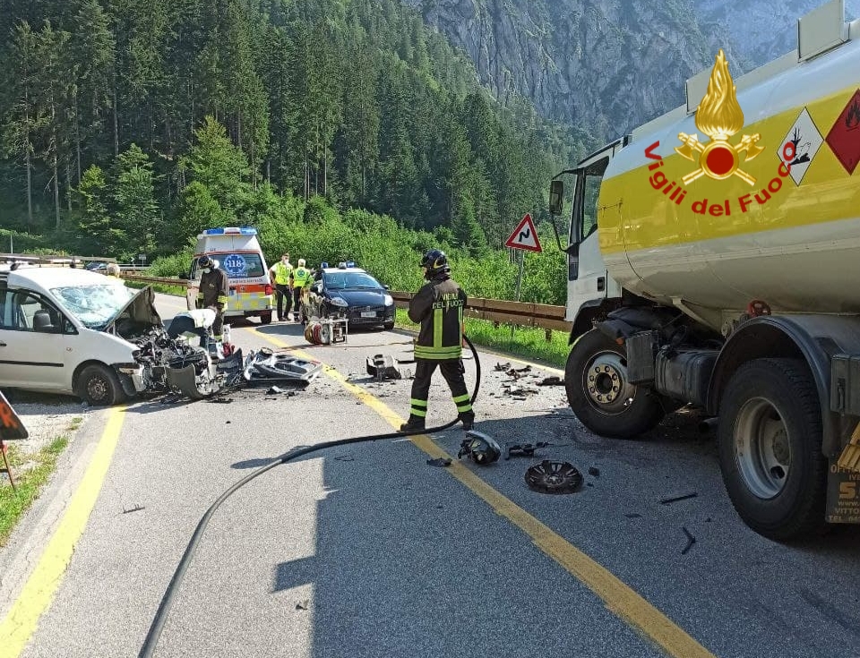 SANTO STEFANO DI CADORE: SCHIANTO TRA FURGONE E CISTERNA, MUORE UN UOMO