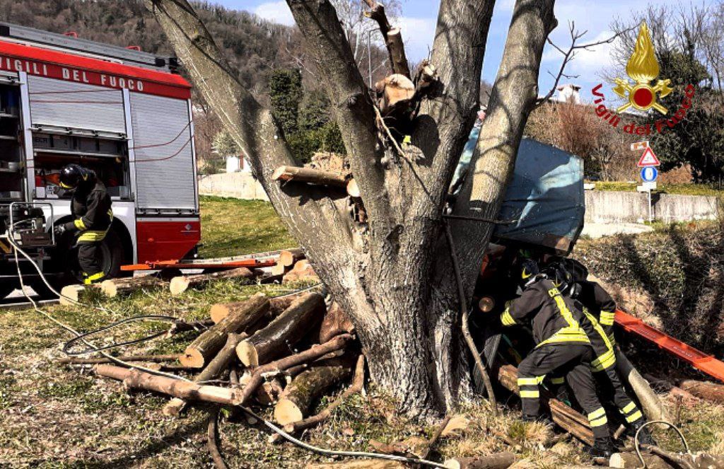 INCIDENTE A CAVASSO NUOVO: PERDE IL CONTROLLO E FINISCE CON IL TRATTORE CONTRO UN ALBERO 