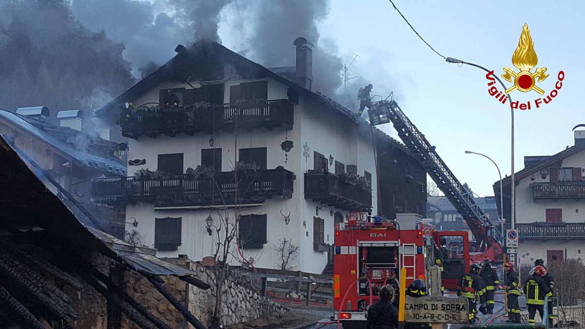 CORTINA: UN INCENDIO COINVOLGE NELLA NOTTE TRE ABITAZIONI